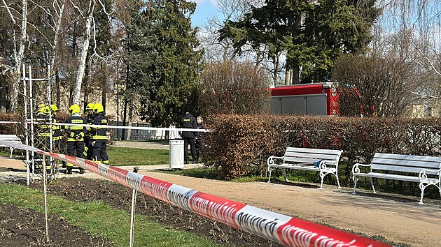 V úterý krátce po poledni na pražském Petříně ležel postřelený muž. (1. dubna 2025)