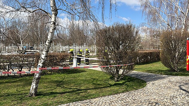 V úterý krátce po poledni na pražském Petříně ležel postřelený muž. (1. dubna 2025)
