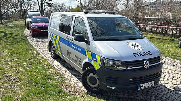 V úterý krátce po poledni na pražském Petříně ležel postřelený muž. (1. dubna 2025)