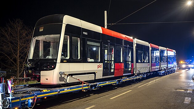 Do Prahy dorazila z plzeňské továrny první tramvaj zcela nového typu. Do Ústředních dílen DPP v Hostivaři ji dopravil obří tahač. (3. dubna 2025)