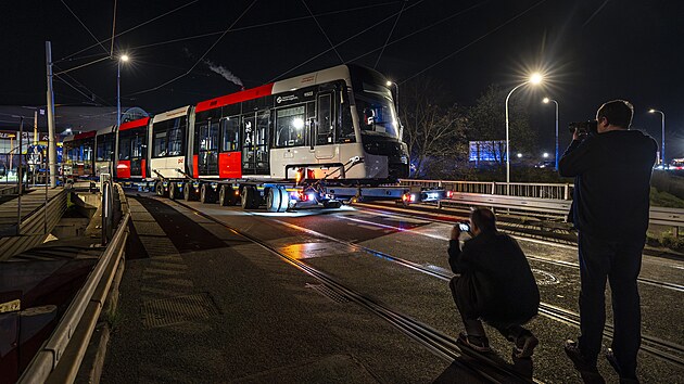 Do Prahy dorazila z plzeňské továrny první tramvaj zcela nového typu. Do Ústředních dílen DPP v Hostivaři ji dopravil obří tahač. (3. dubna 2025)