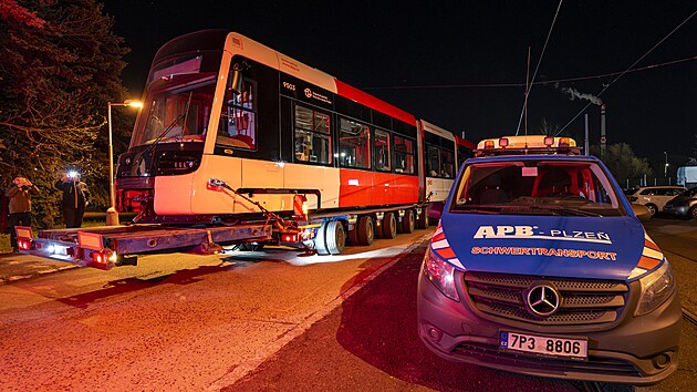 Do Prahy dorazila z plzeňské továrny první tramvaj zcela nového typu. Do Ústředních dílen DPP v Hostivaři ji dopravil obří tahač. (3. dubna 2025)