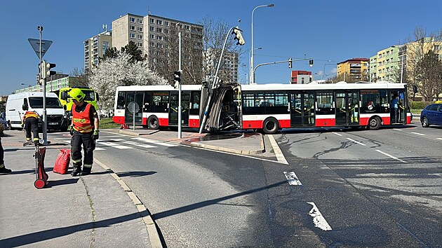 Nehoda autobusu MHD blokuje křižovatku ve Švehlově ulici na Praze 15. (4. dubna 2025)