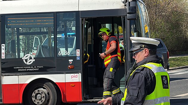 Nehoda autobusu MHD blokuje křižovatku ve Švehlově ulici na Praze 15. (4. dubna 2025)