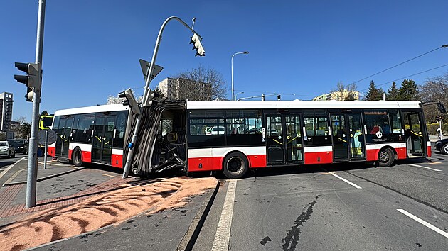 Nehoda autobusu MHD blokuje křižovatku ve Švehlově ulici na Praze 15. (4. dubna 2025)