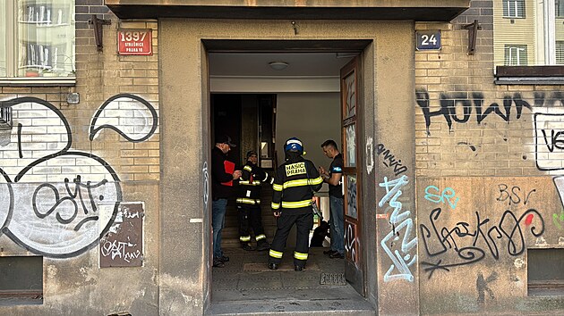 Při tragickém požáru bytu ve Strašnicích zemřel člověk. Případem se zabývá policie. (4. dubna 2025)