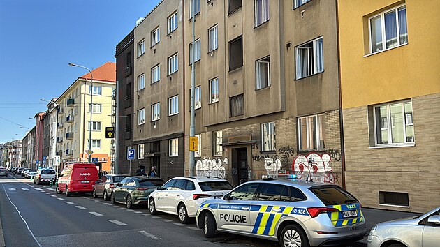 Při tragickém požáru bytu ve Strašnicích zemřel člověk. Případem se zabývá policie. (4. dubna 2025)