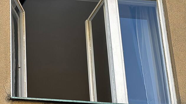 Při tragickém požáru bytu ve Strašnicích zemřel člověk. Případem se zabývá policie. (4. dubna 2025)