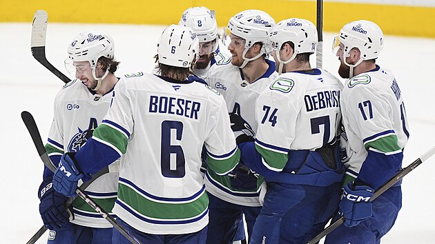 Hokejisté Vancouveru se radují z gólu proti Dallasu, vpravo Filip Hronek.