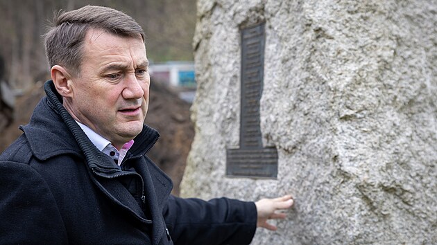 Hejtman Libereckého kraje Martin Půta navštívil pomník zavražděným romským dětem v Liberci. (8. dubna 2025)