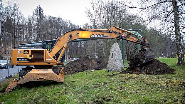 U pomníku nyní probíhají výkopové práce. (8. dubna 2025)