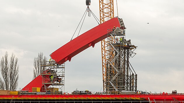 Silničáři u Napajedel dokončují impozantní oblouk mostu přes řeku Moravu. Most je součástí pokračování dálnice D55. (duben 2025)