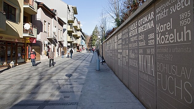 V ulici Dr. Veselého na kolonádě v Luhačovicích pachatelé vnikli do zlatnictví a ukradli šperky. Následně na ulici nasedli do černého vozu, odjeli s ním do lesa a tam jej zapálili. (duben 2025)