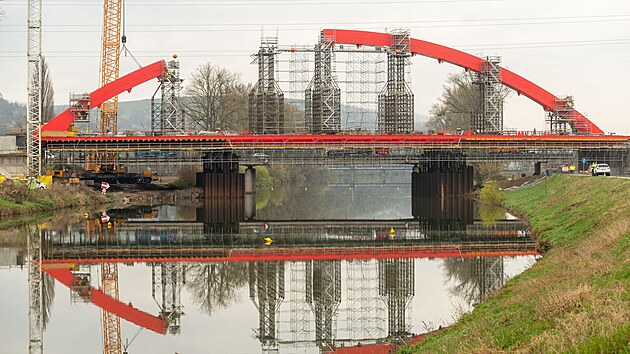 Silničáři u Napajedel dokončují impozantní oblouk mostu přes řeku Moravu. Most je součástí pokračování dálnice D55. (duben 2025)