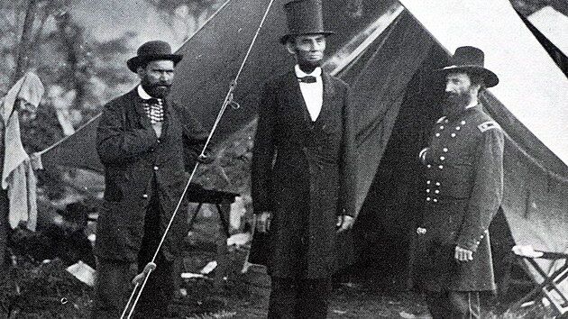 Americký prezident Abraham Lincoln na návštěvě vojenského tažení po boku generála Johna A. McClernanda a šéfa tajných služeb Allana Pinkertona.(17. zárí 1862)