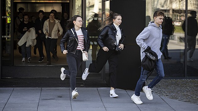 Policisté, záchranáři i studenti cvičili zásah proti střelci v areálu City Campusu na Pedagogické fakultě Ostravské univerzity. (4. dubna 2025)