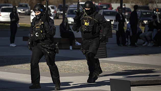 Policisté, záchranáři i studenti cvičili zásah proti střelci v areálu City Campusu na Pedagogické fakultě Ostravské univerzity. (4. dubna 2025)