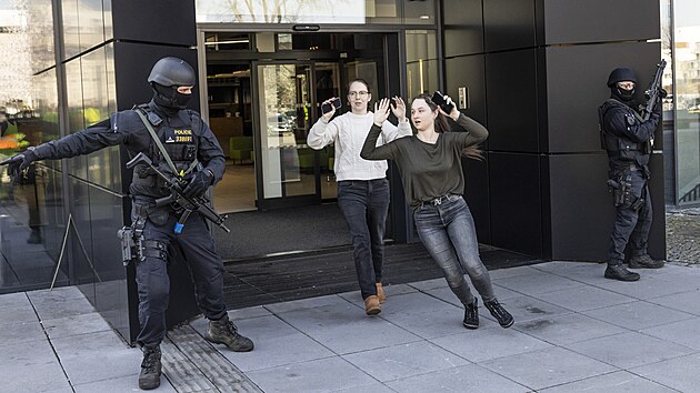 Policisté, záchranáři i studenti cvičili zásah proti střelci v areálu City Campusu Pedagogické fakulty Ostravské univerzity. (4. dubna 2025)