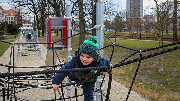 V Parku Dukelská vloni na konci roku konečně dodělali dětské hřiště.