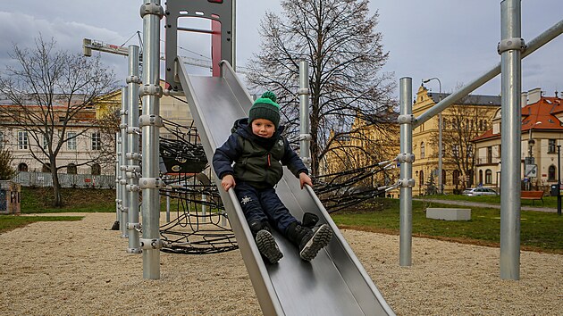 V Parku Dukelská vloni na konci roku konečně dodělali dětské hřiště.