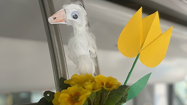 „Vezeme vám jaro,“ hlásí brněnská tramvaj vyzdobená polepy i přímo květináči uvnitř vozu. Na výzdobě se podílely i děti z mateřské školy. (duben 2025)