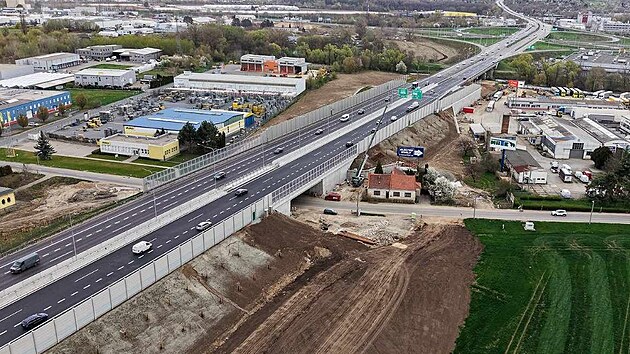 Po dálnici D1 kolem Brna se už jezdí v šesti plnohodnotných pruzích. (7. dubna 2025)