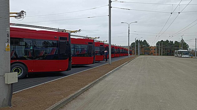 Nové trolejbusy Škoda pěkně seřazené ve vozovně dopravního podniku. (duben 2024)