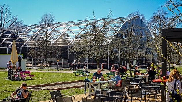 Na Sokolském ostrově vzniká fanzona. Snímek je v pátečního odpoledne.