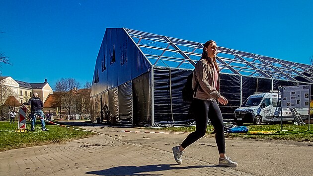 Stavba fanzony v pátek odpoledne