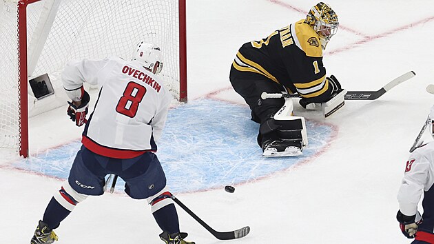 Útočník Washingtonu Alexandr Ovečkin střílí gól do branky Bostonu.