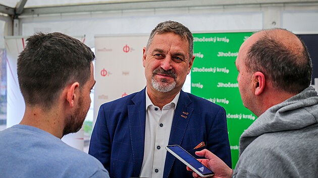 Prezident organizačního výboru IIHF Petr Bříza rozdává rozhovory.
