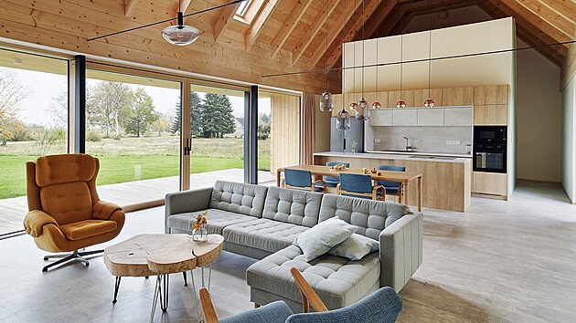 Hlavním zdrojem světla v domě je devítimetrové prosklení hlavního prostoru.