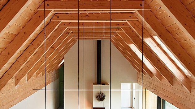 Zásadním prvkem interiéru se stalo otevření prostor do krovu, neruší vás žádné obří trámy či nosníky. Vše zvládají díky promyšlenému statickému řešení dvě minimalistická táhla.