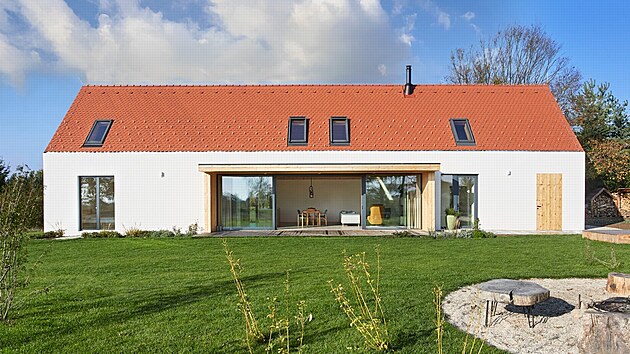 Venkovský dům je určený pro rekreaci, v dochozí vzdálenosti je přehrada Orlík, vyhlídka na soutok Otavy s Vltavou a hrad Zvíkov.