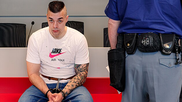 Martin Vilček čelí u olomouckého krajského soudu obžalobě z loupeže a vydírání, hrozí mu až dvanáct let vězení.