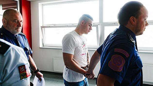 Martin Vilček čelí u olomouckého krajského soudu obžalobě z loupeže a vydírání, hrozí mu až dvanáct let vězení.