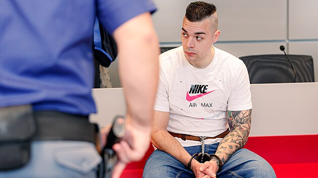 Martin Vilček čelí u olomouckého krajského soudu obžalobě z loupeže a vydírání, hrozí mu až dvanáct let vězení.