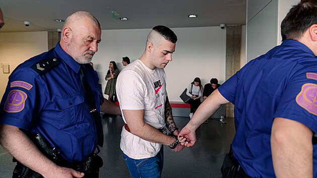 Martin Vilček čelí u olomouckého krajského soudu obžalobě z loupeže a vydírání, hrozí mu až dvanáct let vězení.