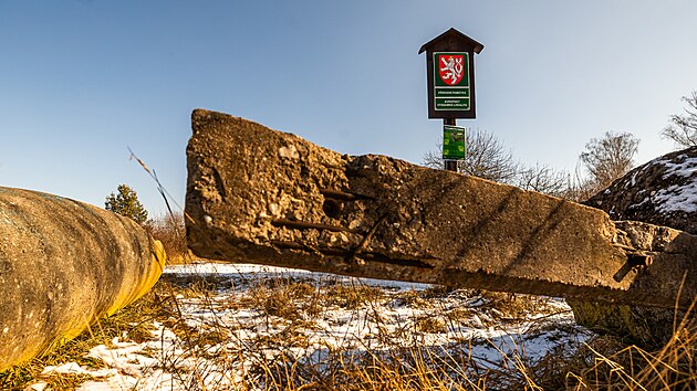 Zbytky panelů a stavebního odpadu v přírodní památce Na Plachtě v Hradci Králové (březen 2025).