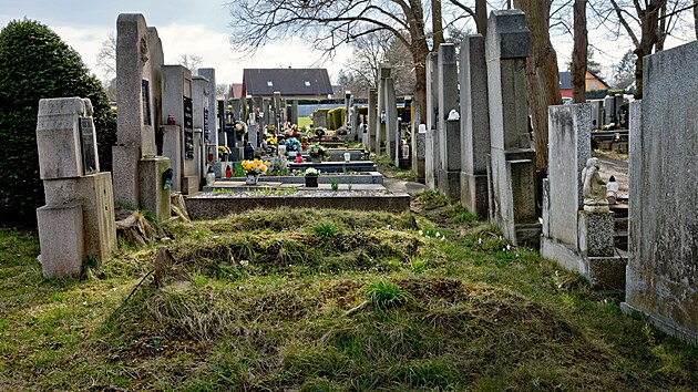 Ve staré části hřbitova v Plzni-Doudlevcích ukončila správa městských hřbitovů pohřbívání do země. Důvodem jsou špatné podmínky podloží. (2. dubna 2025)