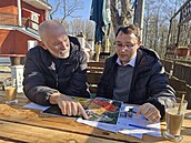 Exředitel pražské zoo Petr Fejk (vlevo) a starosta Dubí Jiří Kašpar debatují o... Exředitel pražské zoo Petr Fejk (vlevo) a starosta Dubí Jiří Kašpar debatují o...