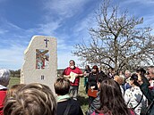„Patří sem. Naši prapředkové tu zřejmě zapomněli křížovou cestu udělat. Je to... „Patří sem. Naši prapředkové tu zřejmě zapomněli křížovou cestu udělat. Je to...