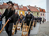 Průvod je pro mnohé diváky velice silným okamžikem. Zvuk desítek řehtaček je... Průvod je pro mnohé diváky velice silným okamžikem. Zvuk desítek řehtaček je...