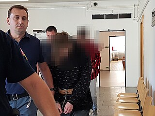 Mladíci na chodbě Krajského soudu v Ústí nad Labem Mladíci na chodbě Krajského soudu v Ústí nad Labem