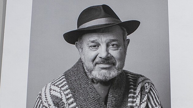 Na černobílých portrétech jsou zachyceni významní Romové a Romky včetně aktivisty a politika Karla Holomka.