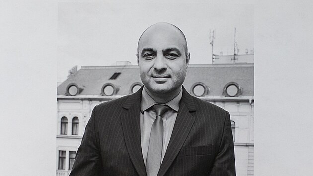 Nová výstava představuje celkem 60 černobílých portrétů romských osobností od amerického fotografa Chada Evanse Wyatta.