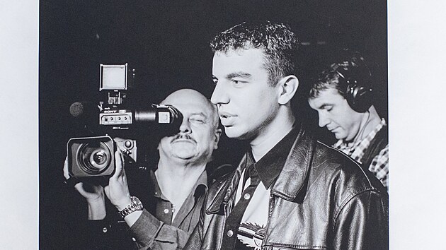 Na černobílých portrétech jsou zachyceni významní Romové a Romky ze 14 zemí. Patří mezi ně například novinář Richard Samko, historička Jana Horváthová, spisovatelka Terezie Fabiánová nebo rumunská umělkyně a aktivistka Mihaela Drăgan.