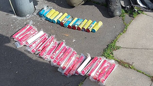 Nevybuchlá pyrotechnika před železničním nádražím v Ostravě, kde exploze...