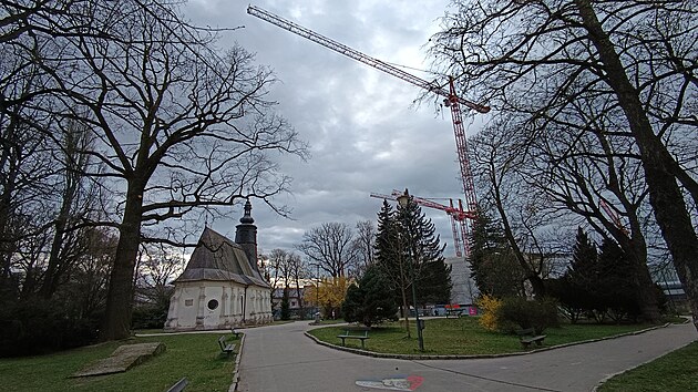 Při plánované revitalizaci Smetanových sadů v Jihlavě z parku u Horácké multifunkční arény zmizí osm vzrostlých jehličnatých stromů a přibližně 475 metrů čtverečních křovin.