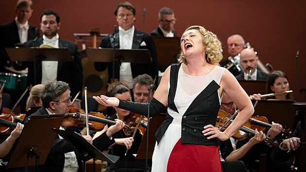 Magdalena Kožená a členové České filharmonie při provedení Sedmi smrtelných hříchů od Kurta Weilla